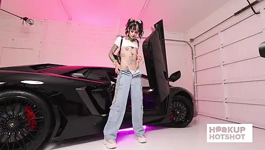 BTS - cc bebek dövmeli vücudunu kentsel bir kıyafetle gösteriyor!