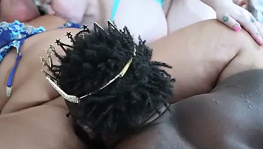 Olgun esmer zonklayan büyük zenci yarağıyla salya akıtan ahegao bliss ile öğürüyor