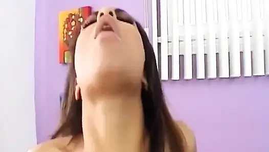 Olgun esmer orta yaşlı seksi kadın sert sikiliyor ve yüzüne boşalma