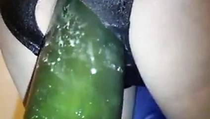 con pepino hasta adentro de mi culo.