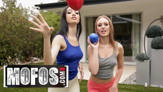 Papatya taşı ve kırmızı çiçek, iki genç horoz canavarının boyalı tozluklarını soyar ve sevimli yüzlerini kapatır.