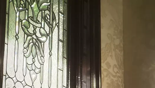 Ev kadını sert bir doggystyle çivileme için duvara sabitlenmiş