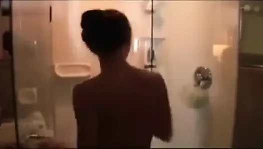 Fransa'dan sevimli lezbiyen kızlar duşta eğleniyor