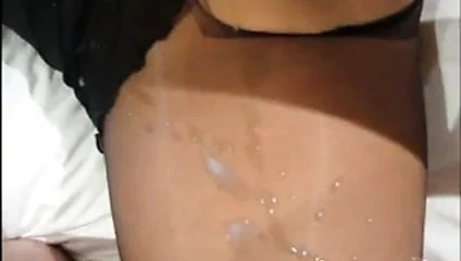 Bacakları üzerinde boşalmak