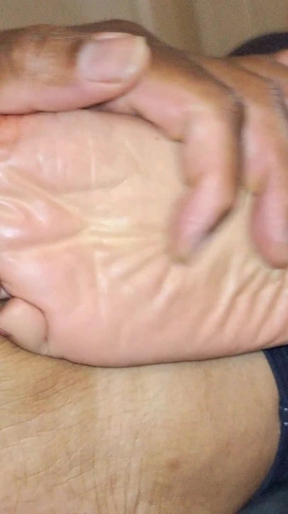 Krystal ayaklarına tapma deneyimi için ayakçının evine duruyor 4k hd