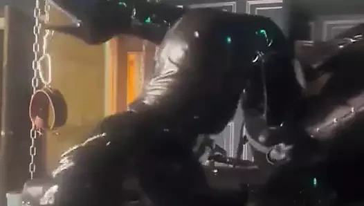 Gaz maskesi zindanı U37722496 ile mastürbasyon yapıyor ve ibadet ediyor