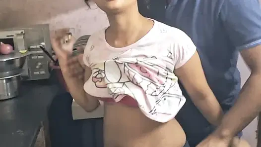 Sweetmegha Hintli yenge vajinasını parmakla baştan çıkarıyor ve devar tam sert Hintçe ses seksini tam gece yakaladı