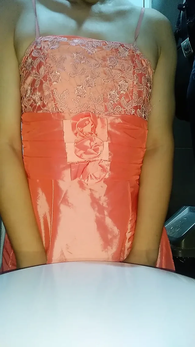 Crossdressing yapan ve cum giyen kız, sevimli saten pembe parti mini elbisesiyle