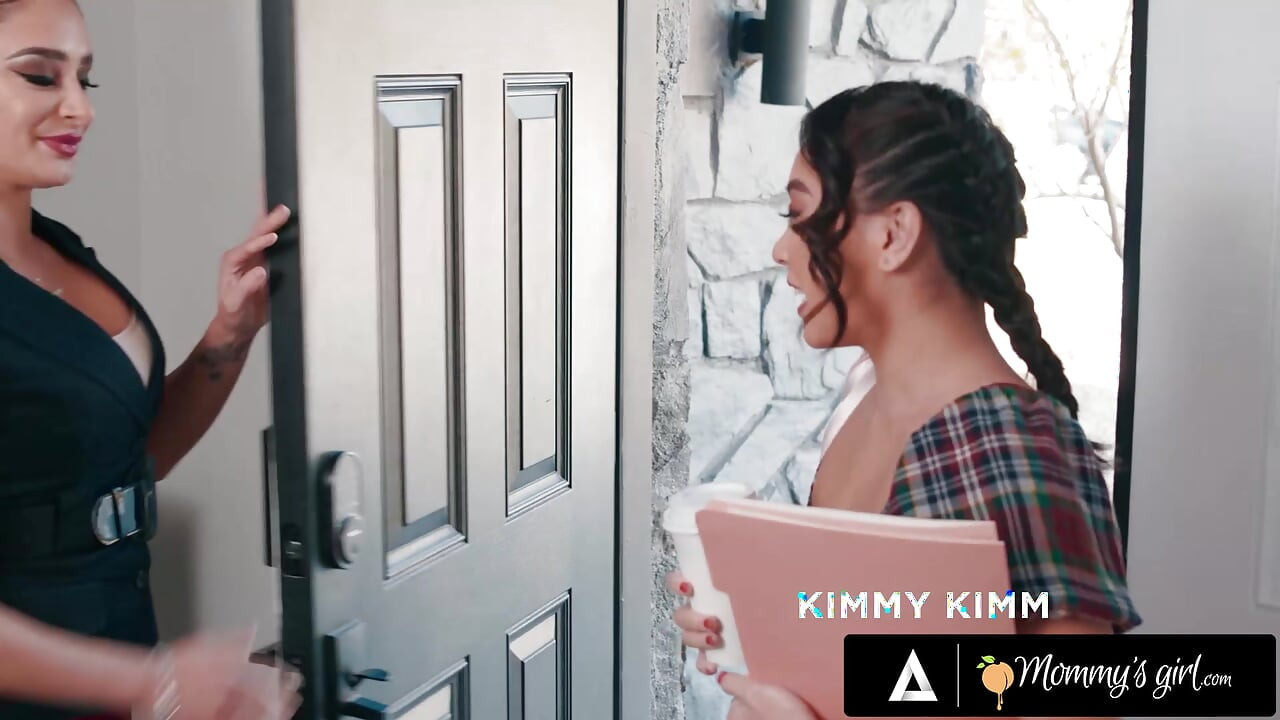 Annenin kızı - orta yaşlı seksi kadınlar sheena ryder ve küçük puck sırayla yüzünü sikiyor sakar minyon kimmy kimm