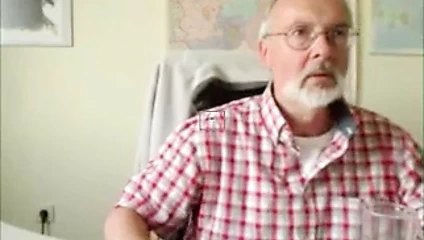 baba al işemek üzerinde onun masası