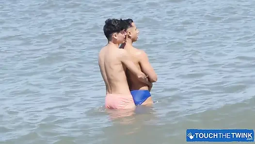 Dövmeli amahd yoldan geçen kız Archi Gold'un büyük yarağını sıvazlıyor