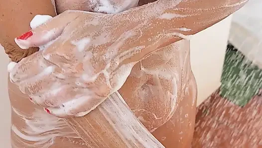 Büyük doğal memeli seksi orta yaşlı seksi karımla açık havada duş paylaşıyorum