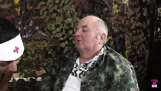 Sigara içen ateşli hemşire hastasına onu parmaklıyor ve ona sakso çekiyor