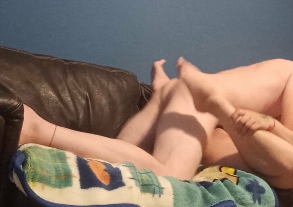 Slutty hamile eş yayıldı ona bacaklar için büyük horoz