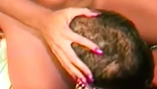Büyük memeli retro porno yıldızları yapıyor