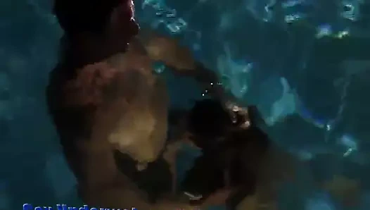 Bambu su altında emmek için seviyor