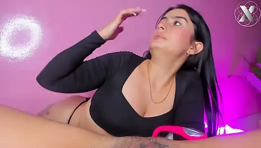 Damlayan ıslak ve yüksek sesle inliyor