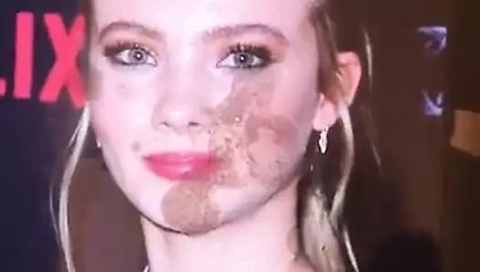 Freya Allan'a boşalıyor