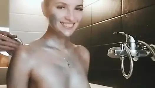 Gümüş kadın - banyoda sikişiyor