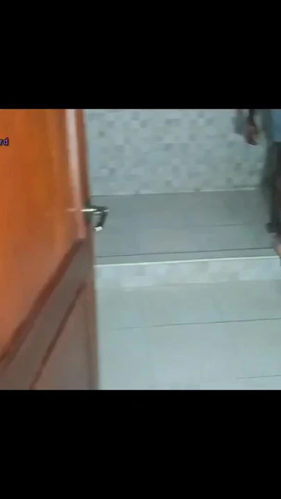Komşum ve ben büyük kalın siyah yarağını emdikten sonra bir kabinde sikişiyorum | Klip 1