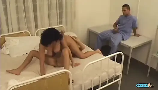 Bu biseksüel tıbbi personel üyeleri her zaman istekli bir hastayı sikiyor