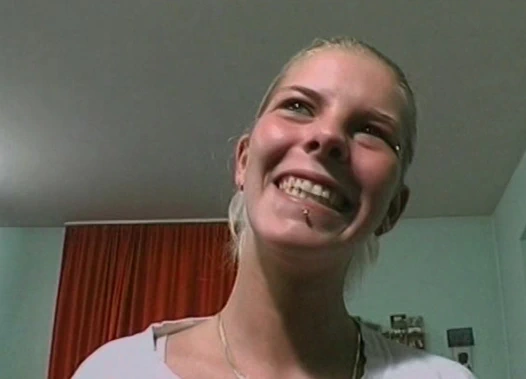 Berliner Bondine zahlt Zeche mit Ihrem Koerper