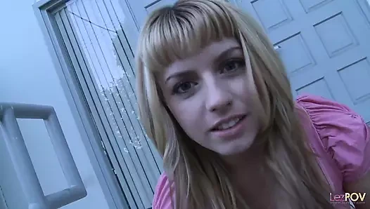 Tatmine ihtiyacı olan sarışın lezbiyenler seks oyuncaklarını çıkarıyor ve boşalana kadar birbirlerini itiyor