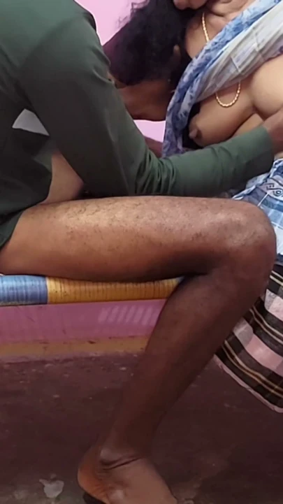 Yatak odasında telefonumda porno izliyorum ve penisimi elimde tutuyordum. Tamil teyze Bavana şok oldu | Klip 2