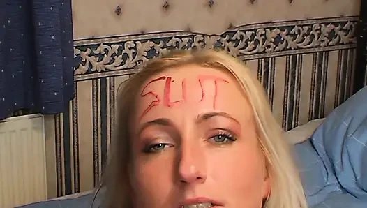 Sarışın hatun yüze boşalma sürtük işaretlemesiyle orgazm olmak için sert parmaklanıyor