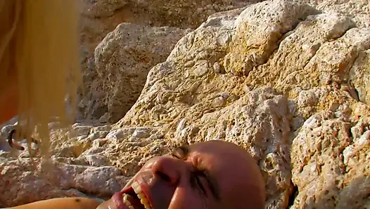 Muhteşem çıplak sarışın plajda büyük bir yarakla sikiliyor