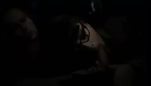 Sinemada gözlüklü esmer