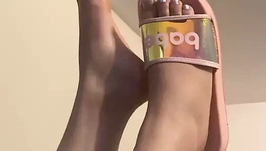 Sarkan seksi pembe parmak arası terlikler