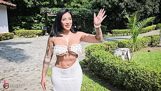 İri göğüslü patronum ve büyük götlü arkadaşı açık havada üçlü sekste yarağımı yutuyor - Brandon Cruz