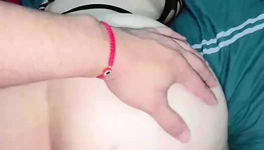 Genç meksikalı bir kızı götten sikiyorlar anüsünü ve vajinası büyük götlü büyük götlü latin kalçasını kaydediyor ve onu dört ayak üstüne koyuyorlar ve anüsü için veriyor