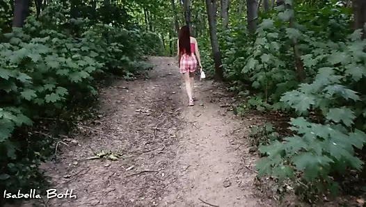 Çalışan kız herkesin içinde sakso çekiyor