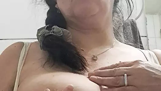 üvey annenin göğüslerini emmek istiyorsun