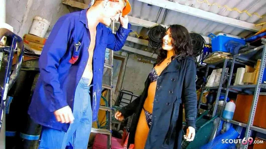 Erkek delisi latin genç kız büyük yarakla işçiyi baştan çıkarıyor ve göt deliğini sikiyor