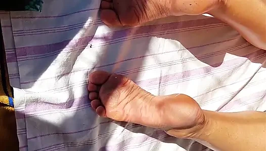 Selena'nın çıplak pozu ve ayakla mastürbasyonu