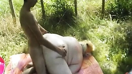 İnce adam dışarıda büyük kıçlı bir kadın kahrolası