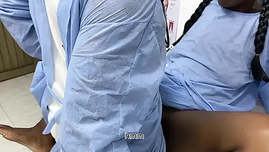 Protezlerini değiştirmek için doktora gidiyor ve doktor yarağını içine sokuyor