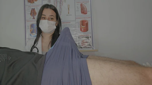 Hemşire priapizm hastası ile ilgileniyor