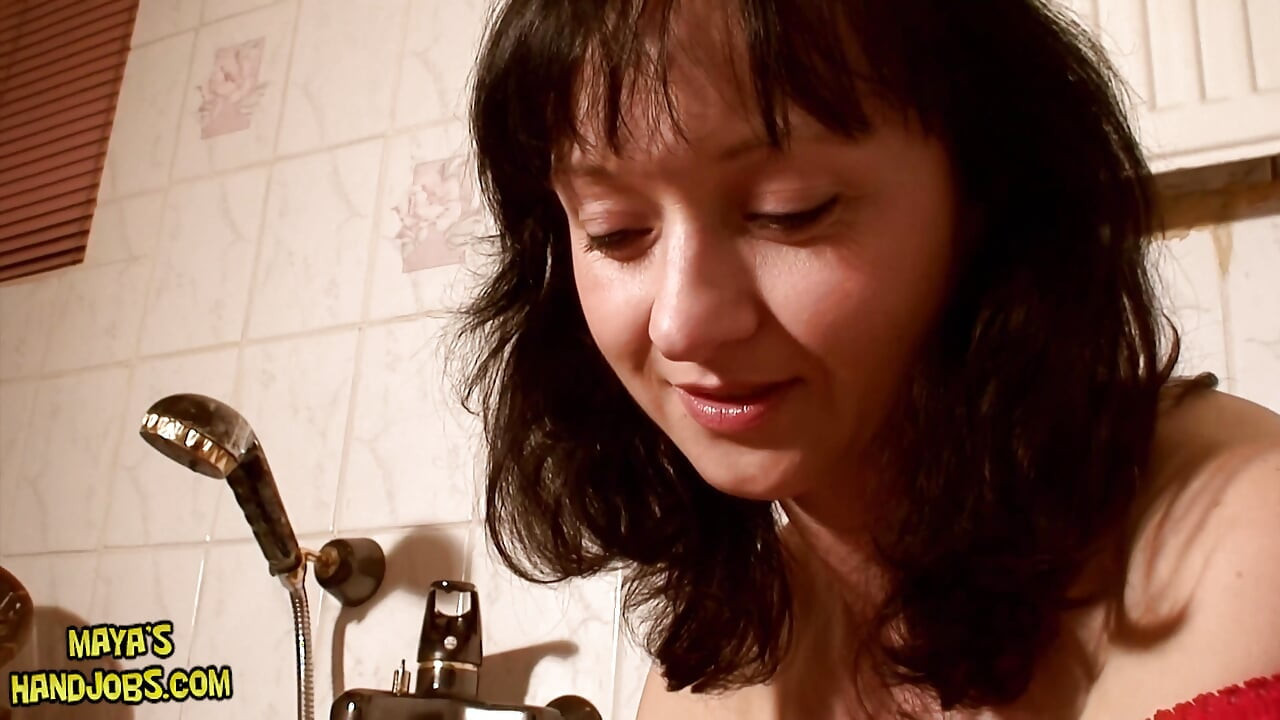 Banyoda elle muamele ve elde boşalma uhd 4k