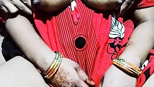 Desi yenge ka süt nikala