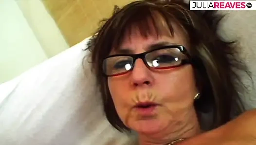 Yaşlı sürtük büyük bir yarak emiyor ve sonra sikiliyor