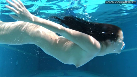 Rus minyon sıkı bebek Lincoln havuzda çıplak