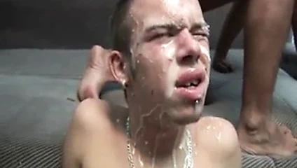 Büyük anal boşalmak blasting için onun yüz