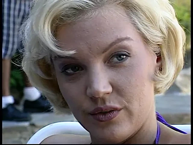 Sarışın üniversiteli kızlar havuzda soyunuyor ve birbirlerini sikiyor