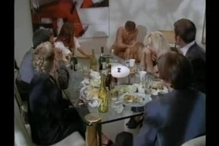 Yemek masasında seksi şov