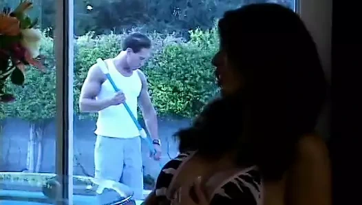 Koyu saçlı büyük memeli güzel kadın amını emdiriyor ve dövmeli adam tarafından içeride sikiliyor