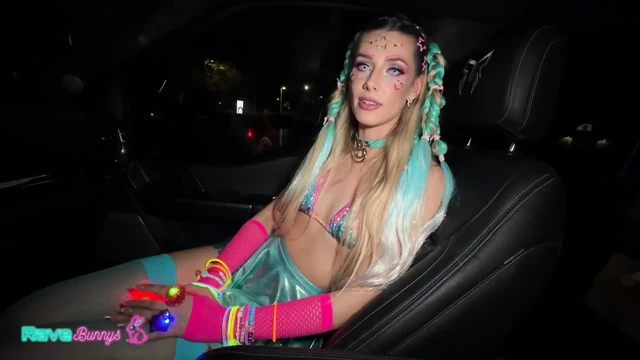 Kanadalı rave tavşanı emily jade damlayan amına parıltılı sopalar alıyor